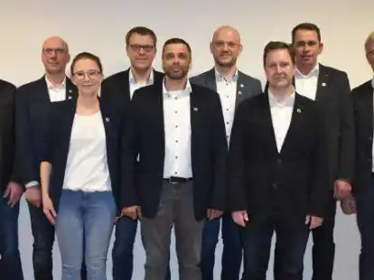 Der Vorstand des SV Marka Ellerbrock (v.l.): Heiner Memering, Klaus Barlage, Sarah Meyer, Jan Huntemann, Ludger Bley, Bernd Huntemann, Holger Szczepanski, Markus Huntemann und Heiner Hachm&ouml;ller.