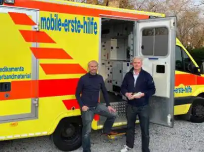 Der Auricher Dr. Jochen Wessels und sein Bruder Detlef Wessels wollen an der ukrainischen Grenze Menschen in medizinischen Fragen helfen. In dem Notarztwagen k&ouml;nnen sie auch kleinere Operationen durchf&uuml;hren.