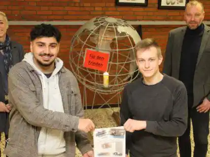 Informierten vor dem Friedenslicht &uuml;ber die Spendenaktionen (v. l.): Konrektorin Alexandra Stolle, Sch&uuml;lersprecher Serkan Sarioglu, stellvertretender Sch&uuml;lersprecher Richard Merkel und Rektor Markus Berssen.