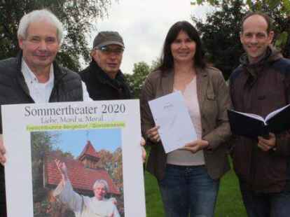 2019 war die Welt noch in Ordnung: Initiator Gerd Logemann (von links), sein Bruder Herwig Logemann und seine Tochter Diana Stolle aus dem Vorstand des Vereins zur F&ouml;rderung der Dorf- und Kulturgemeinschaft Bergedorf stellten die Mittelalter-Trag&ouml;die &bdquo;Brudermord&ldquo; zusammen mit Regisseur Markus Weise vor.