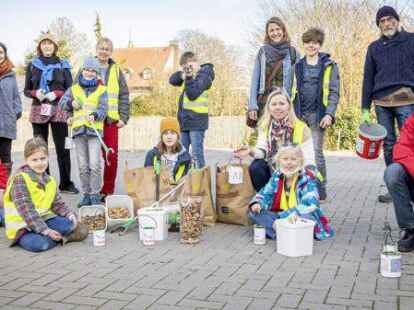 Mit Warnwesten, Greifern und Eimern ausgestattet: die Naju D&ouml;tlingen-Wildeshausen mit Betreuerinnen und Betreuern.