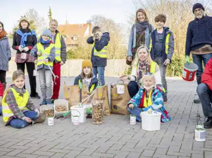 Mit Warnwesten, Greifern und Eimern ausgestattet: die Naju D&ouml;tlingen-Wildeshausen mit Betreuerinnen und Betreuern.