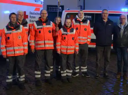 Das DRK Friesische Wehde  in Neuenburg erh&auml;lt Fackel f&uuml;r Fackellauf nach Solferino.