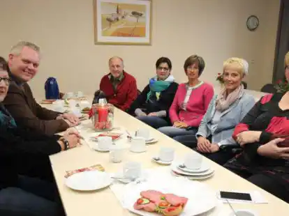 Prominenter Besuch: Als die Fl&uuml;chtlinge aus Syrien in Deutschland ankamen, k&uuml;mmerte sich die Rasteder Fl&uuml;chtlingshilfe ebenfalls um die Menschen. Das w&uuml;rdigte Niedersachsen Wissenschafts- und Kulturminister Bj&ouml;rn Th&uuml;mler (l.) mit einer Visite bei den Ehrenamtlichen.