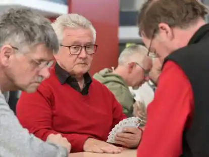 Endlich wird wieder gemeinschaftlich gereizt: Wolfgang M&uuml;nzenberg (Mitte) von den M&uuml;sselbuben Oldenburg trat als Titelverteidiger an. Zum Sieg reichte es diesmal nicht ganz.