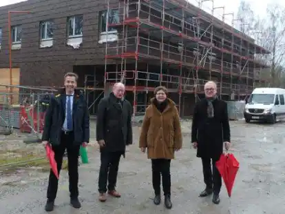 Der f&uuml;r das Staatliche Baumanagement zust&auml;ndige Finanzminister Reinhold Hilbers (2.v.l.) und Christina von Pozniak-Bierschenk (l.) sowie der Pr&auml;sident der Jade Hochschule Prof. Dr. Manfred Weisensee und Studentenwerk-Gesch&auml;ftsf&uuml;hrer Ted Thurner haben sich bei einem gemeinsamen Baustellenrundgang vom Baufortschritt &uuml;berzeugt.