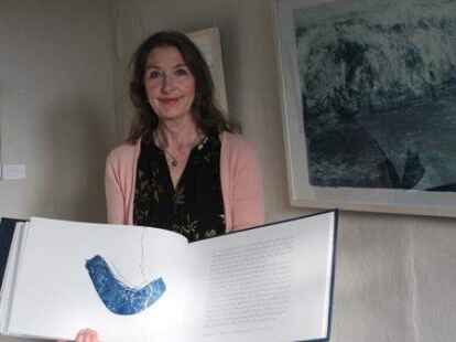 Mit Buch und Bildern: Petra Timmas ist das neue Mitglied in der Galerie.4.