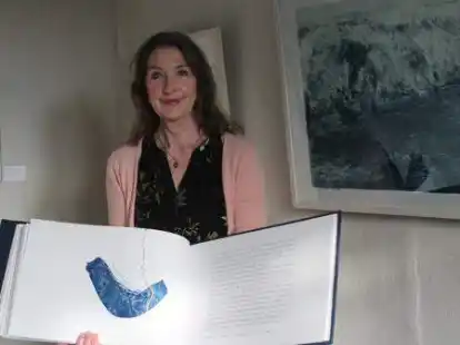 Mit Buch und Bildern: Petra Timmas ist das neue Mitglied in der Galerie.4.