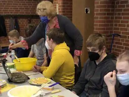 Sch&uuml;ler des St. Vincenzhauses Cloppenburg haben mit einem Waffelverkauf Geld f&uuml;r ukrainische Kinder gesammelt.