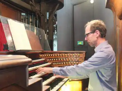 An der Orgel in der St.-Johannes-Kirche: Kreiskantor Hartmut Fiedrich.