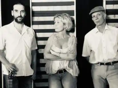 Simone Frerichs mit ihren Bandkollegen Frederic Drobnjak (links) und Rafael Jung.