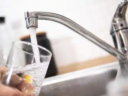 Ganz so klar wird das Trinkwasser im Norder Ortsteil S&uuml;derneuland nicht die ganze Zeit sein: Der OOWV sp&uuml;lt die &ouml;rtlichen Leitungen durch, es kann zu Druckschwankungen und Verf&auml;rbungen des Wassers kommen.