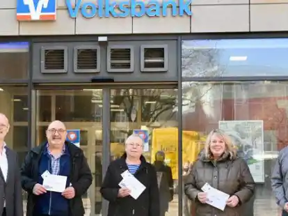 &Uuml;bergabe der 100-Euro-Gewinne: (von links) Volksbank-Vorstand Matthias Osterhues, Jens Reinhard, Hede Fr&ouml;hlich, Petra Dirks und NWZ-Redakteur Patrick Buck