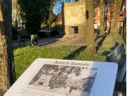 Das Denkmal am Eingang zur Auricher Burgstra&szlig;e wurde 1926 errichtet. Es stammt von dem K&uuml;nstler Joseph Hammerschmidt.