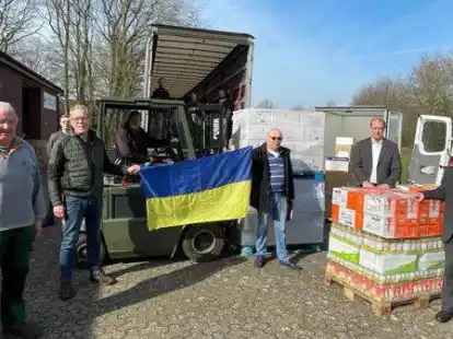 &Uuml;bergabe der Spenden f&uuml;r die Ukraine: Peter Detmers (J. B&uuml;nting AG, von rechts nach links), Jan Woltermann (AMF-Bruns Stiftung), Hinrikus Ude und weitere Mitglieder des &bdquo;Freundeskreises der Ukrainefahrer&ldquo;.