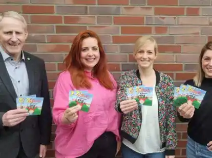 Pr&auml;sentierten das Minibuch (v.l.): B&uuml;rgermeister Alfred Kuhlmann, Lisa Linnemann, Doro Stania und Franka Meyer
