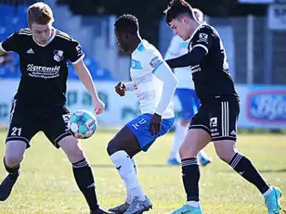 In die Mangel genommen wurden die Jeddeloher (hier: Fred McMensah) von den Spielern des Heider SV.