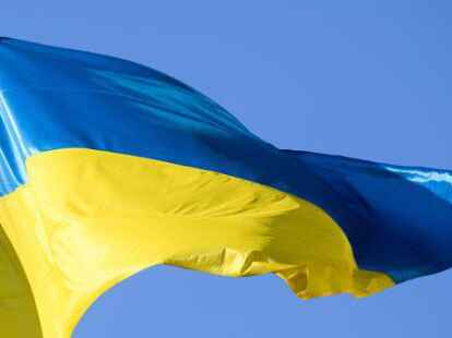 Eine Fahne der Ukraine weht als Zeichen der Solidarit&auml;t mit den Menschen im Krieg vor dem Rathaus.