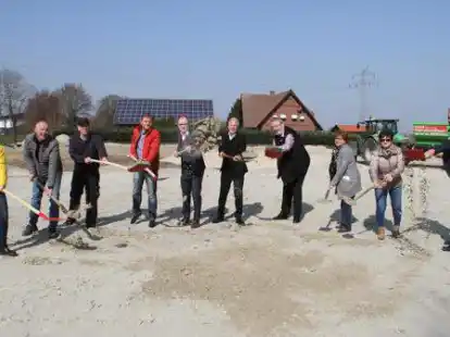Spatenstich (v.l.): Michaela Schwerter, Bauleiter Bernd Nordmann (Ingenieurb&uuml;ro Nordmann), G&uuml;nther Busch (Bauunternehmer), Carsten Blanke (Bauamt), B&uuml;rgermeister Thomas H&ouml;ffmann, Pfarrer Holger Ossowski, Carl-Mathias Wilke (stellvertretender Gemeindekirchenratsvorsitzender), Barbara Ecker und Irina Bischel (beide Gemeindekirchenrat) und Karl-Heinz Focken (Erster Gemeinderat).