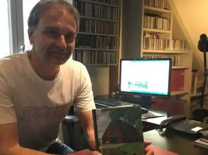 An seinem Arbeitsplatz: Egon Wachtendorf aus Hurrel verfasst Biografien der Menschen in den D&ouml;rfern der Gemeinde Hude  Informationen dazu bekommt er von Zeitzeugen, aus kirchlichen Registern und aus B&uuml;chern.