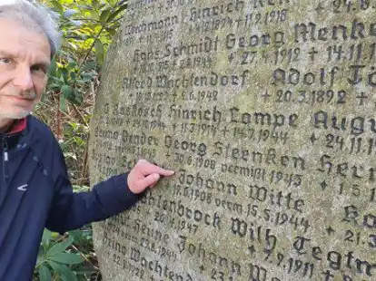 Die Schicksale der Kriegsopfer als Mahnung f&uuml;r den Frieden f&uuml;r die Nachwelt festzuhalten, ist ein besonderes Anliegen von Heimatforscher Egon Wachtendorf, hier am Denkmal in Lintel.