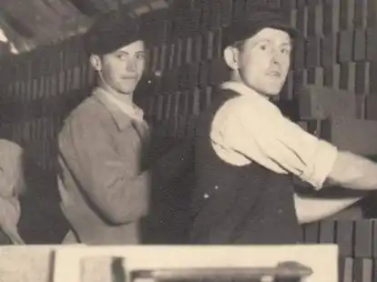 Arbeiter in der Klinkerziegelei R&ouml;ben II in Schweinebr&uuml;ck.