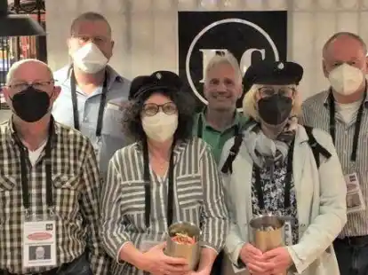 Harald Thevi&szlig;en, Carsten Stru&szlig;, Susanne H&uuml;bler, Peter Kr&uuml;ger, Heike Hommers und Dieter Schlack (von links) hatten das Treffen der ehemaligen Azubis von Felten & Guilleaume organisiert.