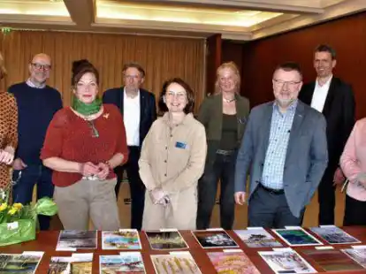 Mit Kunstverstand besetzte Jury (von links): Dr. Jutta Moster Hoos, Dr. Martin Feltes, Janett Brown, Robert Geipel, Anna Martin, Anke Wragge, Willi Rolfes, Johannes Freundlieb und Christa Heus.