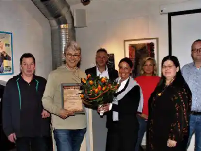 Auszeichnung f&uuml;r Hans-Dieter Warnke (2.v.l, links neben ihm  Rainer Harms): Er wurde ebenso wie Wilhelm Stickfort zum Ehrenmitglied ernannt. Mit ihm freuten sich Christian Sch&uuml;nemann, Sabine Sch&uuml;nemann (Pressewart), Martina Helmecke,  Ursula M&ouml;hlmann (Kassenwart) und Alexander Borgers.