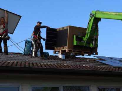 281 Solarmodule auf dem Dach installiert