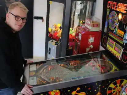 Tom Ole W&uuml;bbenhorst macht derzeit sein Sch&uuml;lerpraktikum bei &bdquo;Onkel Kramer&ldquo;. In der Pause wird gerne mal geflippert.