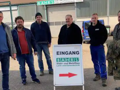 Bitten nach ihrem Hilfstransport mit Fertigsuppen jetzt um Spenden von Arbeits- und J&auml;gerbekleidung: Michael Ziolkowski (von links), Andr&eacute; Hasselberg, Hanno Grape, Thomas Hasselberg, Dierk Fischer und Arnd Fischer. Andr&eacute; Oltmanns und Wolfgang Hasselberg unterst&uuml;tzen die Hilfstransporte ebenfalls.