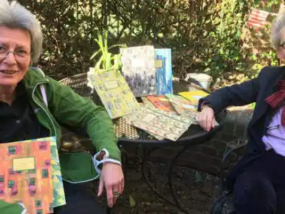 Gesamtwerk: Christiane Brokmann-Nooren (links) zeigt ihre beiden B&auml;nde in der Edition Staublau und die Herausgeberin Uta Fleischmann alle anderen.