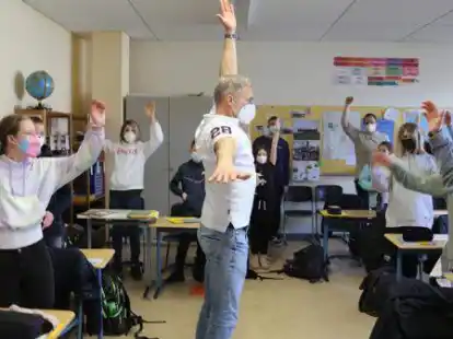 In welcher Reihenfolge m&uuml;ssen die Arme gehoben werden? Coach Mario Sudmann zeigte den Sch&uuml;lern und Sch&uuml;lerinnen &Uuml;bungen f&uuml;r ein gutes Ged&auml;chtnis.