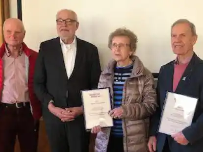 Trafen sich zur Ehrung zweier Mitglieder der Gro&szlig;enkneter Senioren-Union: (von links) G&uuml;nter Reise, Rainer Hajek, Herta Ellinghausen in Vertretung ihres Mannes Georg sowie Johann Buchholz.