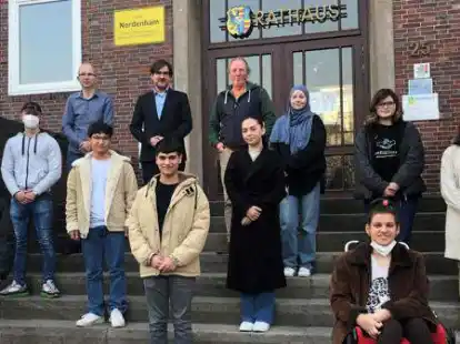 Bereit f&uuml;r zwei Jahre Amtszeit: Das neue Jugendparlament. Unterst&uuml;tzt werden die Jugendlichen von Jens Leiminer (Amt f&uuml;r Bildung und Freizeit), B&uuml;rgermeister Nils Siemen und Harald Golkowski, Leiter der st&auml;dtischen Jugendarbeit (hinten von links).