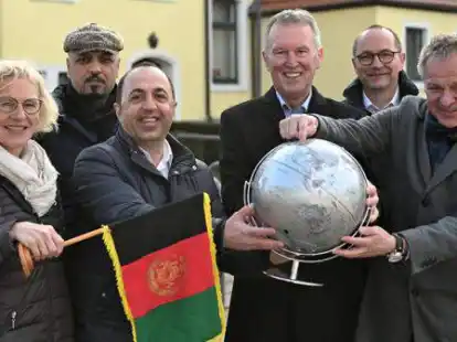 Die Mitglieder des Vereins Bildungshilfe Afghanistan (von links) Petra Beumker, Aman Sultansei und Dr. Saleh Sultansei (Vorsitzender) danken dem Lions-Vorstand um Pr&auml;sident Josef Stukenborg, Dirk Meerpohl und Leo Wilmering.