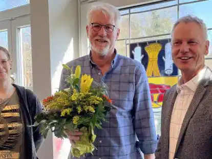 Erich Stiene (Mitte) war viele Jahre Hausmeister der Grundschule Ahlhorn. In die Rente verabschiedet wurde er von Personalr&auml;tin Nadine Ernst  und dem Ersten Gemeinderat Klaus Bigalke.