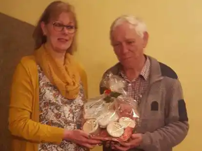 Vorsitzende Hilke M&uuml;ller &uuml;berreichte Hans-Dirk Bless als Dank einen Pr&auml;sentkorb f&uuml;r seinen langj&auml;hrigen Einsatz bei den Vorbereitungen zum Weihnachtsmarkt.