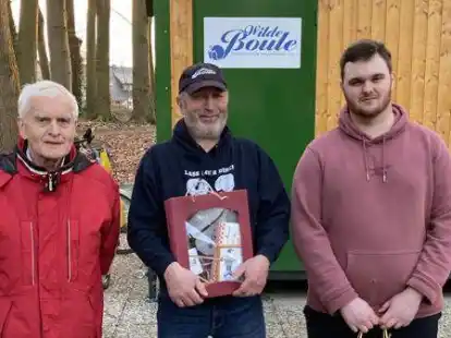Saisonstart auf dem Bouleplatz: Beim ersten vereinsinternen Turnier landeten (von links) Georg Reimers, Robert Orlandini und Noah Meyer auf den vorderen Pl&auml;tzen.