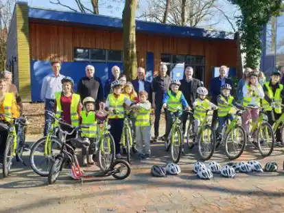Freuen sich &uuml;ber die Fahrr&auml;der und Roller f&uuml;r das Ahlhorner Blockhaus: die ukrainischen Kinder und Jugendlichen sowie die Vertreter des Blockhauses, des Landkreises Oldenburg und der Kreisverkehrswacht.
