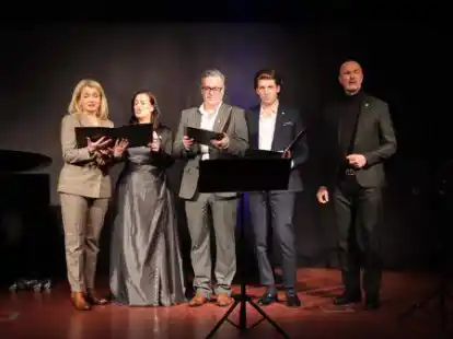 Musik f&uuml;r den Frieden und gegen den Krieg: Lada Kyssy, Melanie Lang, Kammers&auml;nger Paul Brady, Johannes Leander Maas und Ivo Berkenbusch (von links) begeisterten in Edewecht zusammen mit Kei Sugaya am Klavier.