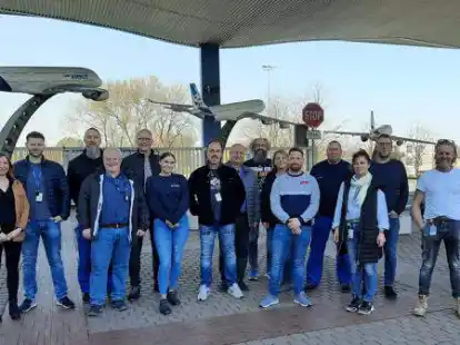 Das ist der neue Betriebsrat im Einswarder Flugzeugwerk: Vorsitzender ist Michael Eilers (3. von rechts), Stellvertreterin ist Petra Deters (4. von rechts).