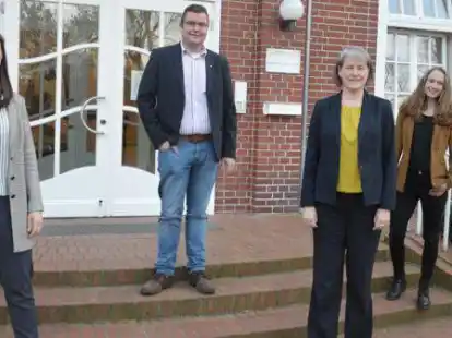 Das Projektteam des B&uuml;rger-Wissenschaftsprojekts mit (von links)  Frauke Brockhage, wissenschaftliche Mitarbeiterin der Uni Osnabr&uuml;ck, Prof. Dr. Marco Beeken, Universit&auml;t Osnabr&uuml;ck, Prof. Dr. Verena Pietzner, Universit&auml;t Vechta, und Mientje L&uuml;sse, wissenschaftliche Mitarbeiterin der Uni Oldenburg