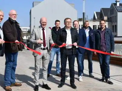 B&uuml;rgermeister Neidhard Varnhorn (Dritter von links) und sein Vorg&auml;nger Dr. Wolfgang Wiese (F&uuml;nfter von links) schnitten gemeinsam das rote Band durch.