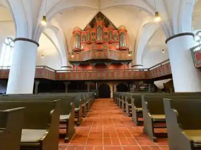 Kulturminister Bj&ouml;rn Th&uuml;mler (CDU) an der Arp-Schnitger-Orgel in Ganderkesee