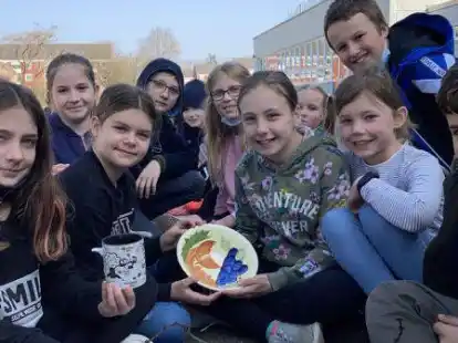 Hat hier jemand nach dem Picknick nicht richtig aufger&auml;umt? &ndash; Sch&uuml;lerinnen und Sch&uuml;ler der IGS Schortens haben Geschirr gefunden. (von links: Julie Gerber (10), Neele Redenius (11), Marie Nauschutz (10), Nele Brisenius (10), Emilia Schmitters (10), Ben Petereit (10), Rieke Hudaff (10), Mohamad Charara (11).