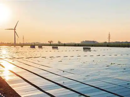 Photovoltaik und Windkraft zu kombinieren, ist nicht grunds&auml;tzlich neu. Allerdings sollen die Photovoltaik-Elemente in Rodenkircherwurp aufgest&auml;ndert werden und nicht wie hier in Stedebergen bei Verden am Boden liegen.
