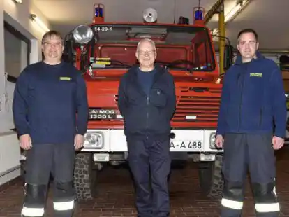 Wachabl&ouml;sung bei der Freiwilligen Feuerwehr Altenhuntorf (von links): stellvertretender Ortsbrandmeister Hartmut Ficke, Stadtbrandmeister J&uuml;rgen Zech und Ortsbrandmeister Stefan Wilken