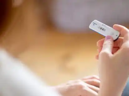 Zwei Striche bedeuten: Der Corona-Schnelltest ist positiv. Viele Betriebe in Ostfriesland beklagen aufgrund der hohen Zahl an Corona-F&auml;llen Personalnot.